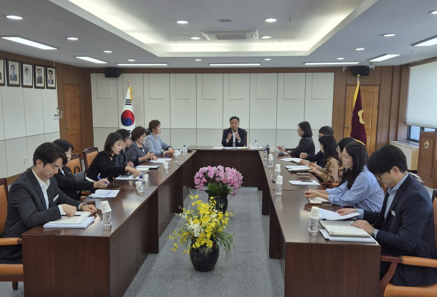 ▲ 손덕상(더불어민주당, 김해8) 의원이 8일 의정회의실에서 아이들 사각지대 없는 돌봄 간담회를 개최했다. ⓒ경남도의회 제공
