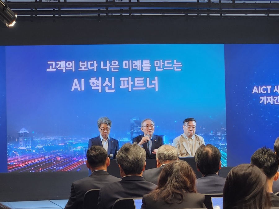 ▲ 김영섭 KT 대표(가운데)가 10일 노보텔 앰배서더 서울 동대문에서 열린 'AICT 컴퍼니' 기자간담회에서 질의응답을 받고 있다. ⓒ신희강 기자
