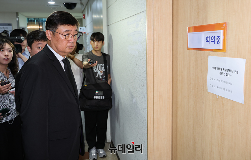▲ 박순관 아리셀 대표가 5일 오후 경기 화성시청에서 열린 '아리셀 중대재해 참사 대책위원회'와 첫 교섭을 위해 입장하고 있다. ⓒ경기 화성=정상윤 기자