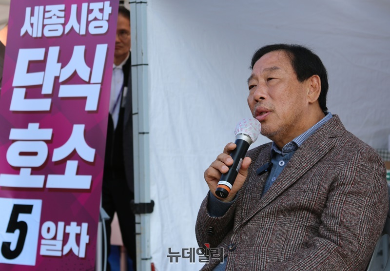 ▲ 최민호 세종시장이 10일 오전 세종시청 남문 광장 단식 농성장에서 단식 5일째 입장을 밝히고 있다.ⓒ이길표 기자