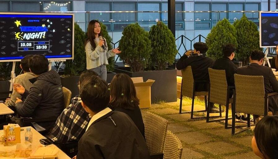 ▲ 8일 광화문에 위치한 신한은행 한국금융사박물관 옥상정원에서 진행된 ‘테크올나잇’ 행사에서 신한은행 담당자가 행사를 소개하는 모습. ⓒ신한은행 제공.