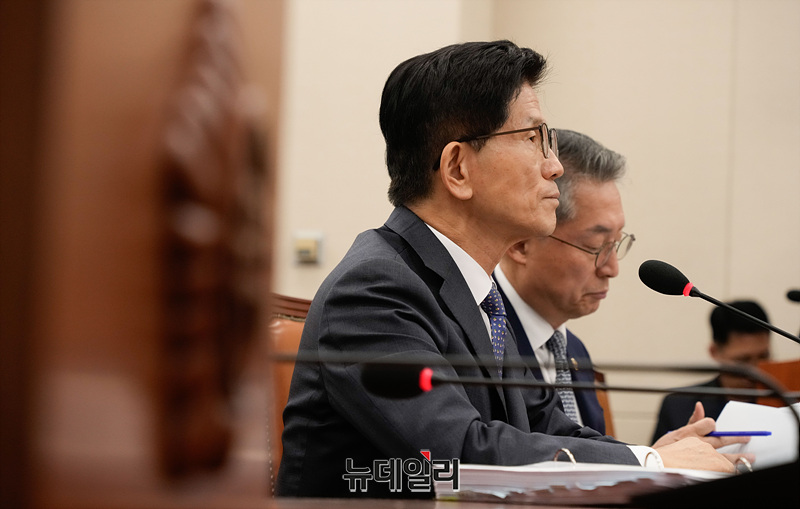 ▲ 안호영 위원장이 김문수 고용노동부 장관에 퇴장을 요청한 10일 오후 서울 여의도 국회 환경노동위원회의 고용노동부에 대한 국정감사에서 퇴장을 거부한 김문수 장관이 자리를 지키고 있다.