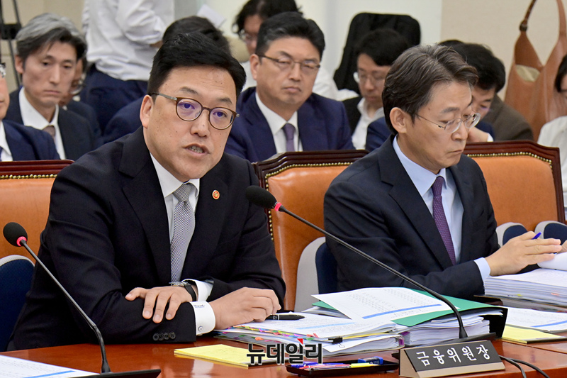 ▲ 김병환 금융위원장이 10일 국회에서 열린 정무위원회의 금융위원회 등에 대한 국정감사에서 의원 질의에 답하고 있다. ⓒ 이종현 기자