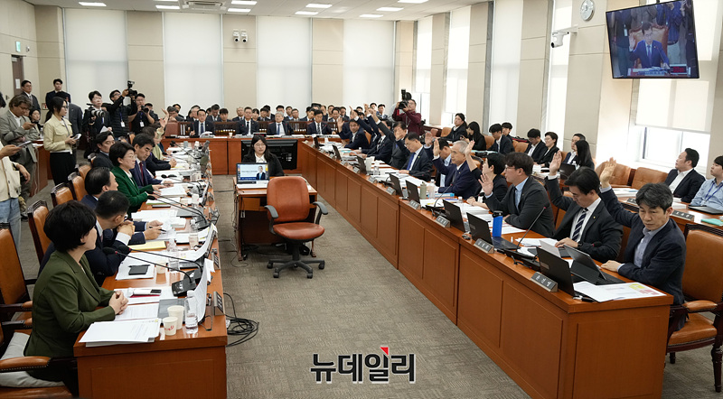 ▲ 더불어민주당 소속 신정훈 국회 행정안전위원회 위원장과 의원들이 10일 오전 서울 여의도 국회 행안위에서 열린 중앙선거관리위원회, 진실·화해를위한과거사정리위원회, 소방청, 한국소방산업기술원에 대한 국정감사에서 증인 불출석한 명태균씨와 김영선 전 국민의힘 의원에 대해 동행명령장 발부 관련 거수투표를 하고 있다.ⓒ서성진 기자