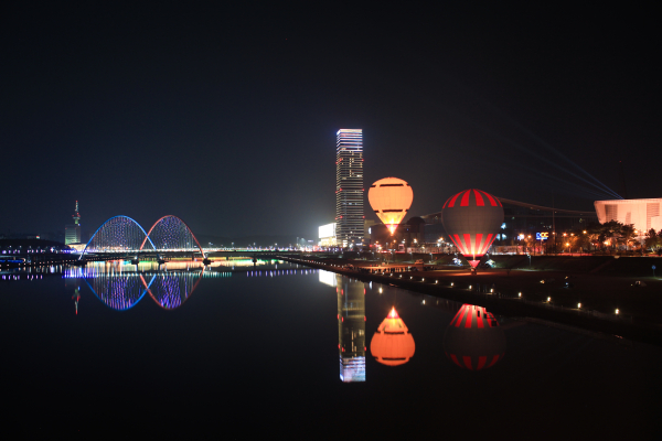 ▲ 대전관광의 매력 제공을 갑천변에서 특별한 야간 체험 콘텐츠 ‘드림 열기구 나잇’과 ‘딜라잇 문보트’를 선보인다.ⓒ대전관광공사