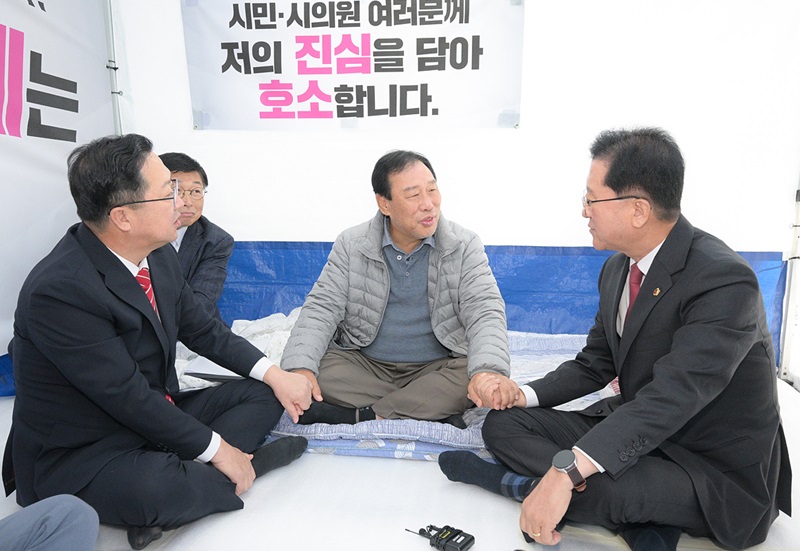 ▲ 이장우 대전시장이 10일 단식 중인 최민호 세종시장을 방문해 지지의사를 밝히고 있다. 왼쪽부터 이장우 대전시장, 최민호 세종시장, 조원휘 대전시의회 의장.ⓒ세종시