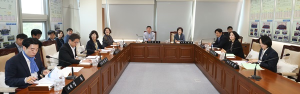 ▲ 오관영의장과  의원들이 간담회를 통해 제282회 임시회 의사일정을 확정했다.ⓒ동구의회