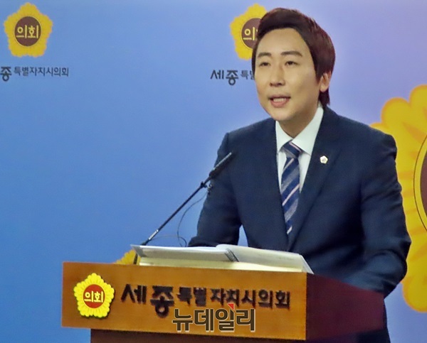 ▲ 임채성 세종시의회 의장이 10일 의회 대회의실에서 임시회 관련 브리핑을 하고 있다.ⓒ이길표 기자