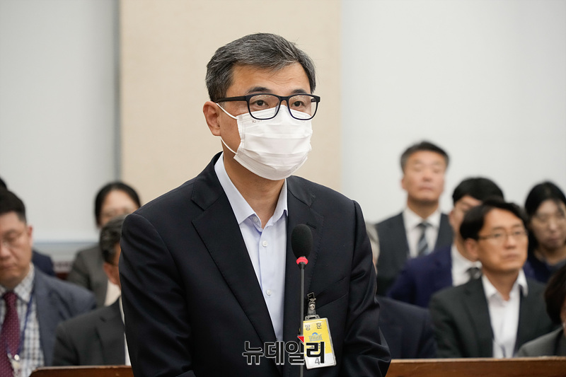 ▲ 황인수 진실·화해를 위한 과거사 정리위원회 조사 1국장이 10일 오후 서울 여의도 국회 행정안전위원회에서 열린 중앙선거관리위원회, 진실·화해를위한과거사정리위원회, 소방청, 한국소방산업기술원에 대한 국정감사에서 얼굴 공개를 거부하며 마스크를 착용하고 있다.ⓒ뉴데일리