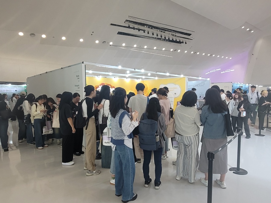 ▲ 10일 오후 서울 동대문디자인플라자(DDP)에서 열린 뷰티컬리의 첫 오프라인 축제 '컬리뷰티페스타 2024' 참여 뷰티 브랜드 부스에 방문객들의 대기줄이 형성됐다. ⓒ이미현 기자