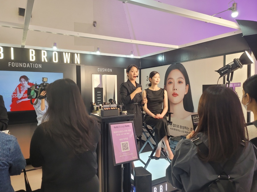 ▲ 메이크업 쇼를 진행하는 모습ⓒ이미현 기자