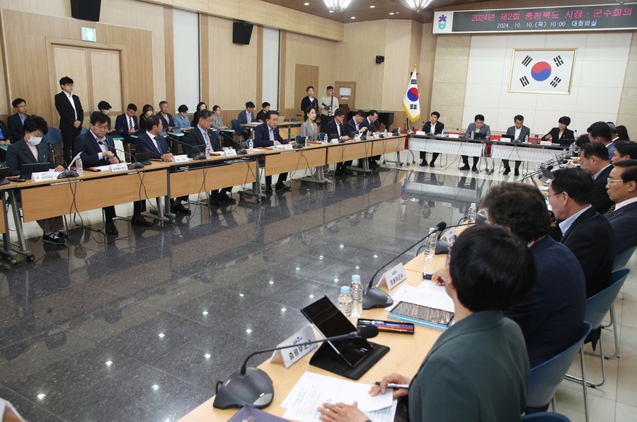▲ 김영환 충북도지사는 10일 도청 대회의실서 2024년도 제2회 충청북도 시장·군수 회의를 열었다.ⓒ충북도