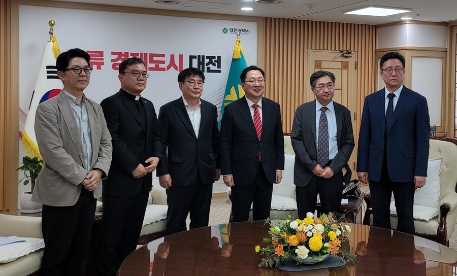 ▲ 이장우 대전시장이 10일 시청에서 지역 병원장들과 간담회에 앞서 기념촬영을 하고 있다.ⓒ대전시