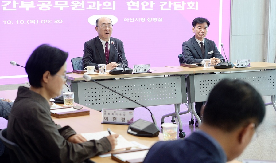 ▲ 김기영 충남도 행정부지사가 10일 오전 아산시를 방문, 시장궐위에 따라 공무원들의 공직기강해이가 우려됨에 따라 간부공무원들에게 공직 기강 확립을 당부하고 있다.ⓒ충남도