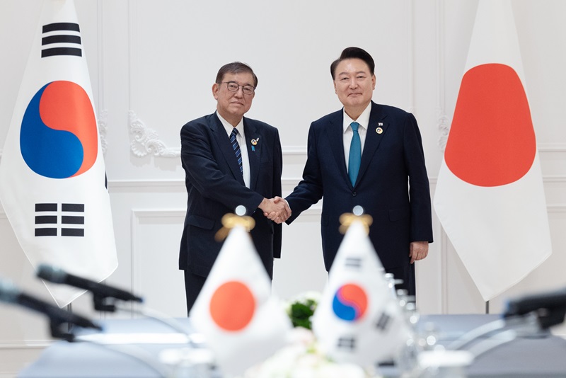 ▲ 윤석열 대통령과 이시바 시게루 일본 총리가 10일(현지시각) 라오스 비엔티안 한 호텔에서 열린 한-일 정상회담에서 악수하고 있다. (공동취재) 2024.10.10.  ⓒ뉴시스