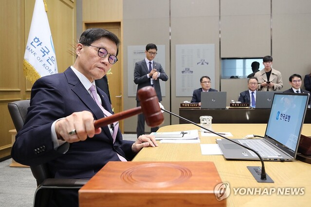 ▲ 이창용 한국은행 총재가 11일 오전 서울 중구 한국은행에서 열린 금융통화위원회에서 의사봉을 두드리고 있다.ⓒ연합뉴스