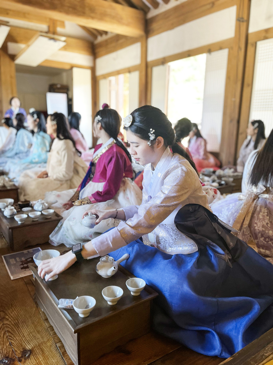 ▲ 서울 중구 남산골 한옥마을에서 외국인 승무원들이 한복을 입고 전통 다례를 체험하고 있다. ⓒ대한항공