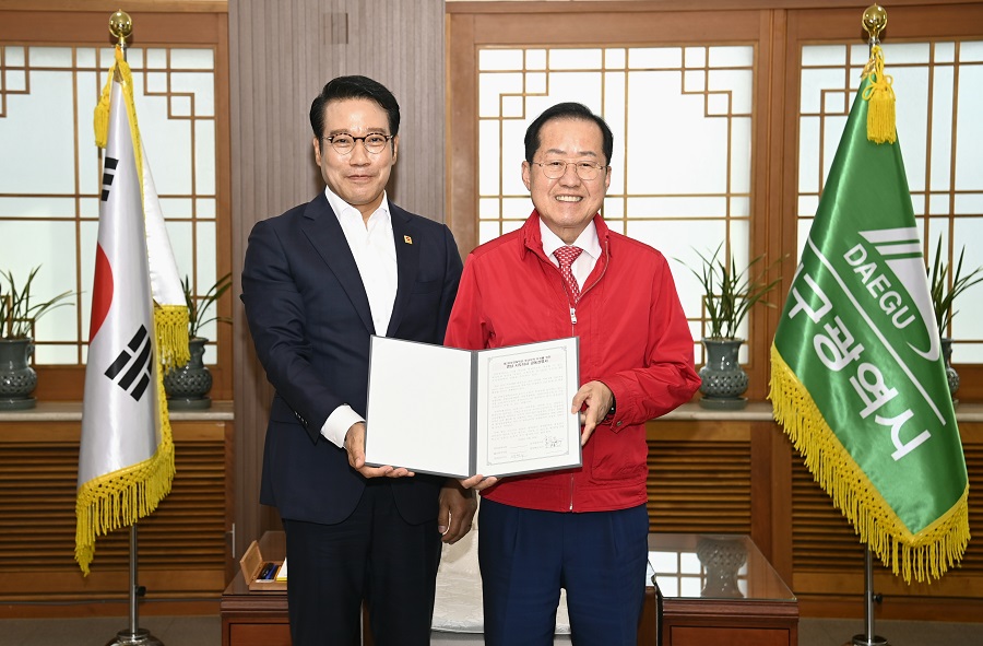 ▲ 지난 10일 홍준표 대구광역시장이 제2중앙경찰학교 남원 유치를 지지하는 공동성명서 발표하고 최경식 남원시장과 기념사진을 찍고 있다.(왼쪽 최경식 남원시장 오른쪽 홍준표 대구광역시장) ⓒ남원시