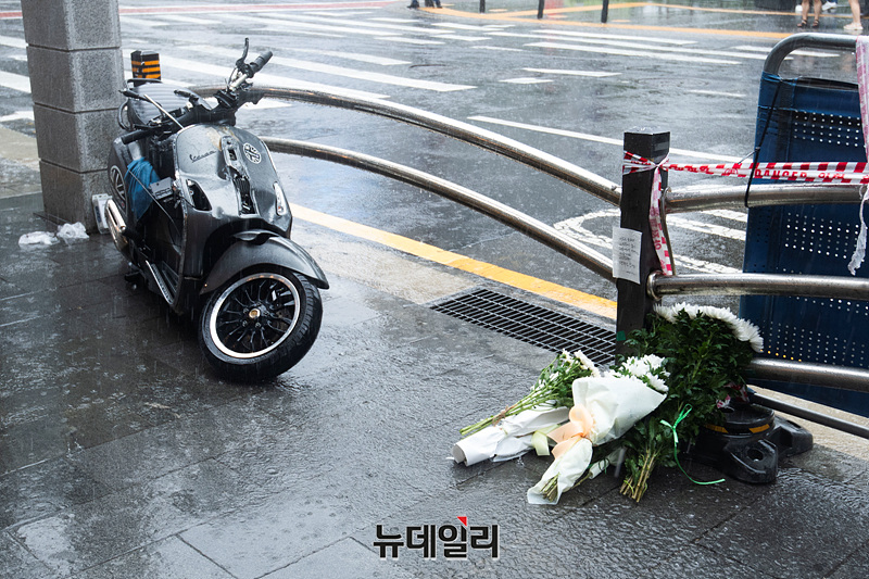 ▲ 지난 7월 서울 중구 시청역 인근 역주행 사고 현장에 국화꽃이 놓여 있다. ⓒ뉴데일리 DB
