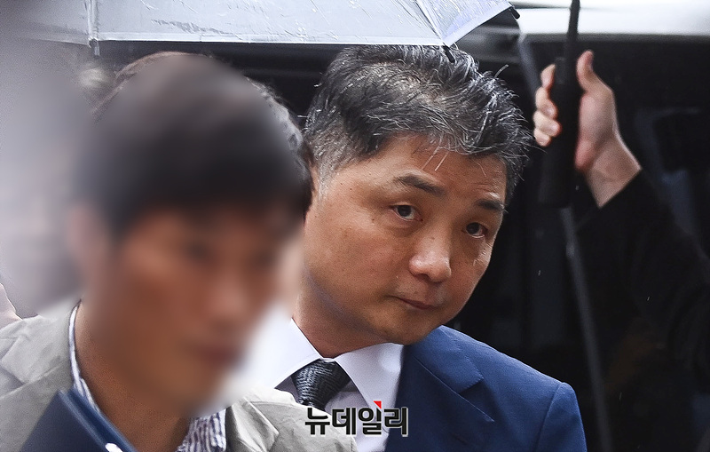 ▲ SM엔터테인먼트 시세 조종 의혹과 관련해 검찰 수사를 받아온 카카오 창업자 김범수 경영쇄신위원장이 22일 오후 서울 양천구 서울남부지방법원에서 열린 구속 전 피의자 심문(영장실질심사)에 출석하고 있다. 2024.7.22 ⓒ서성진 기자