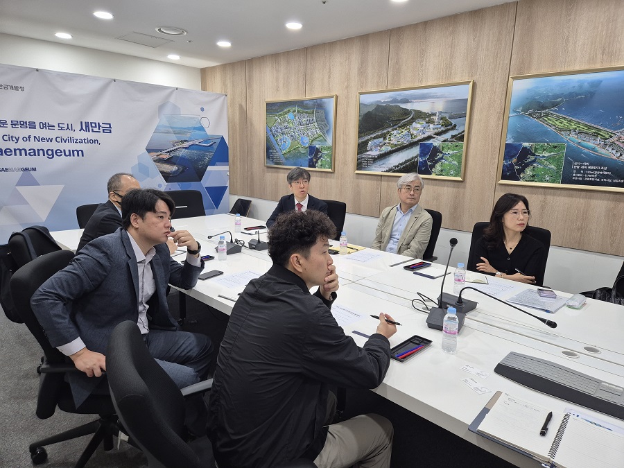 ▲ 새만금개발청(청장 김경안, 이하 새만금청)은 11일 새만금 투자전시관에서 스마트 도시서비스 분야 전문 기관인 스마트도시협회와 수변도시 개발 협력 방안을 논의했다고 밝혔다.ⓒ새만금개발청