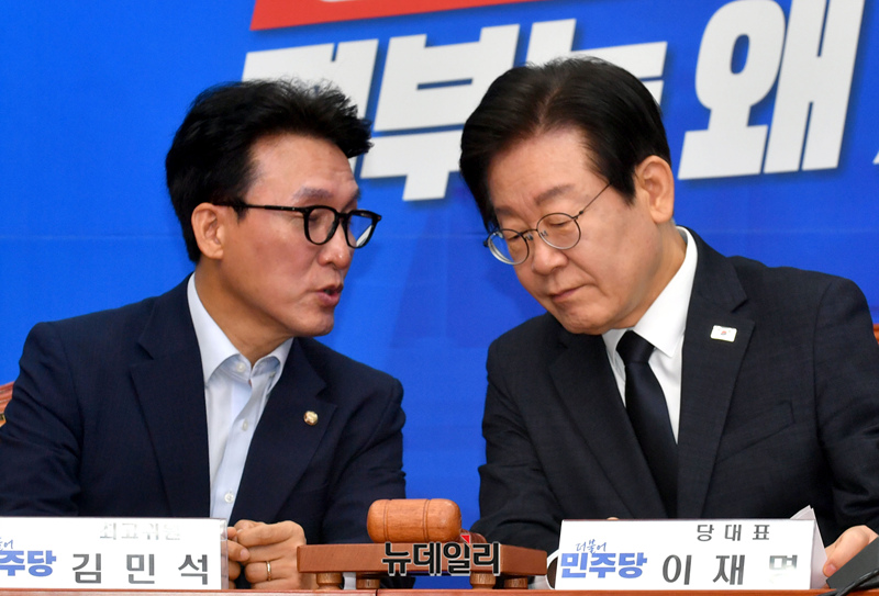 ▲ 이재명 더불어민주당 대표와 김민석 최고위원이 지난달 11일 국회에서 열린 최고위원회의에서 대화를 하고 있다. ⓒ이종현 기자
