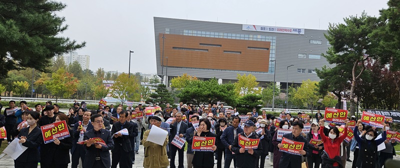 ▲ 정원도시박람회·빛축제 성공 세종시민연대가 11일최민호 세종시장의 단식 농성장 앞에서 결의대회를 하고 있다.ⓒ정원도시박람회·빛축제 성공 세종시민연대