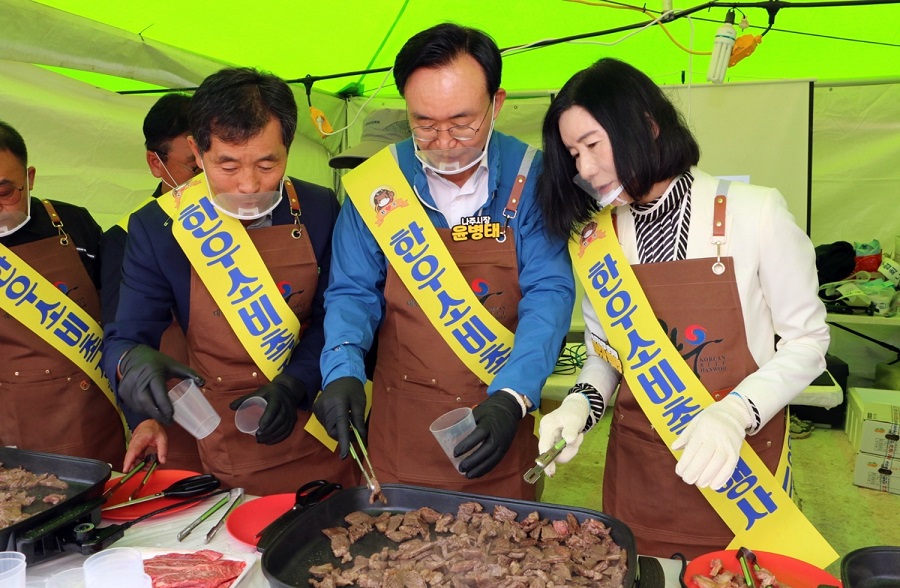 ▲ 윤병태 나주시장이 지난 10일 2024나주영산강축제 나주농업페스타 한우 시식 행사에 참여해 직접 고기를 구워 관광객과 함께 나누고 있다.ⓒ나주시