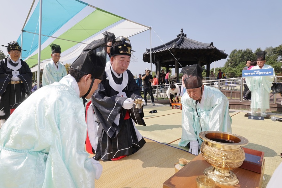 ▲ 초정약수축제 사전행사로 영천제가 거행됐다. 이범석 시장은 초헌관, 김현기 의장은 아헌관, 문길곤 청주예총회장은 종헌관으로 분해 제례를 봉행했다. ⓒ청주시