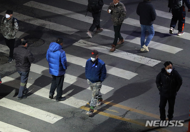 ▲ 서울 구로구 남구로역 앞 인력시장으로 일용직 노동자들이 모여 일감을 찾고 있다. 위 사진은 본 기사 내용과 관련 없음. ⓒ뉴시스