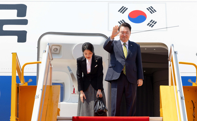 ▲ 한-아세안 정상회의 일정을 마치고 귀국길에 오르는 윤석열 대통령과 부인 김건희 여사가 11일 라오스 비엔티안 왓타이 국제공항에서 공군 1호기에 탑승하며 환송 인사들에게 인사하고 있다. ⓒ뉴시스