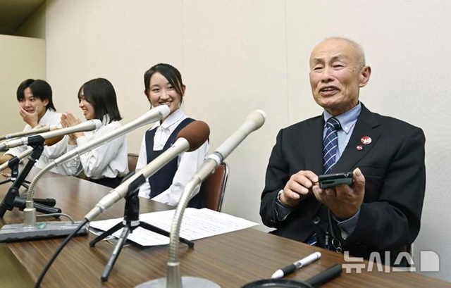 ▲ 노벨평화상 수상자로 선정된 일본 원폭 피해자단체협의회의 미마키 토치유키 회장이 발표 후 히로시마에서 기자회견을 하고 있다. 241011 AP/뉴시스. ⓒ뉴시스