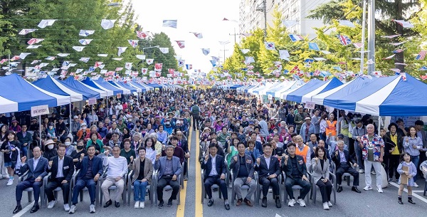 ▲ 법1동  ‘너와 나 우리 다함께’주제로 주공아파트 2, 3단지 사이 도로를 ‘차 없는 거리’ 무대에서는 마을잔치를 열었다.ⓒ대덕구