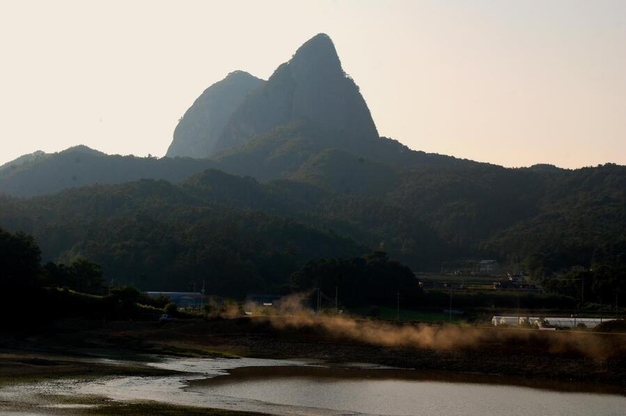 ▲ 진안군농업기술센터 포토존에서 바라본 마이산.ⓒ진경수 山 애호가