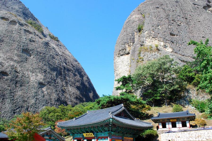 ▲ 은수사 뒤편으로 우뚝 솟은 암수마이봉.ⓒ진경수 山 애호가