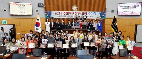 ▲ 대전 서구의회가 기성동 수해복구 및 구호활동 유공자 37명에 대해 표창을 수여했다.ⓒ서구의회