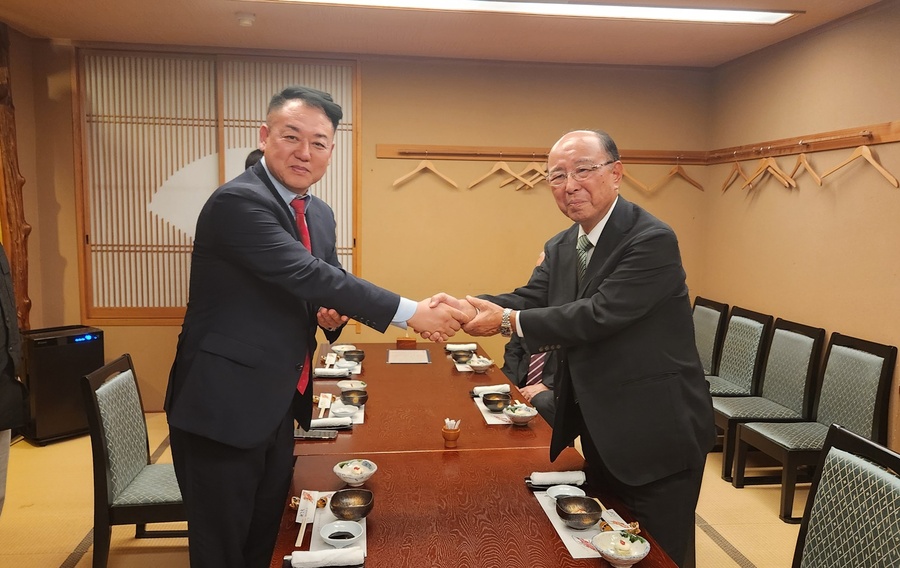 ▲ 조일고등학교 최상현 교장(왼쪽)은 “이번 교류는 단순한 방문 이상의 의미를 지닌다. 학생들이 서로의 교육 환경과 문화를 이해하고, 함께 배우며 성장하는 경험을 통해 글로벌 리더로서의 자질을 키울 수 있었다”고 말했다.ⓒ조일고