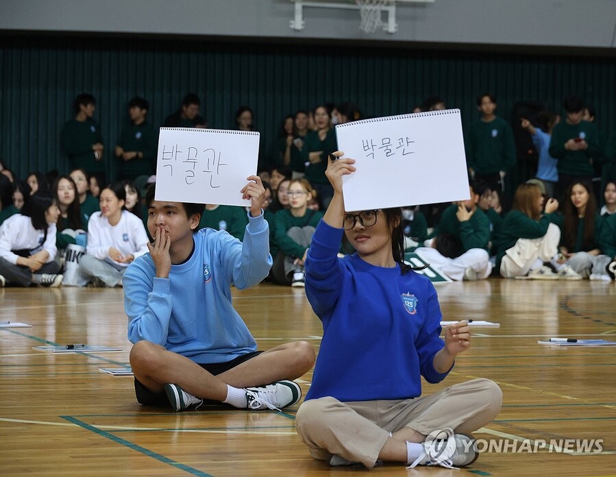 ▲ 외국인 유학생들이 한글날을 맞아 열린 '받아쓰기 골든벨'에 참여하고 있다ⓒ연합뉴스