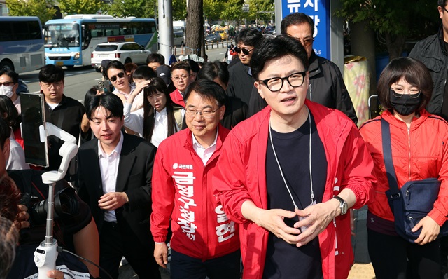 ▲ 한동훈 국민의힘 대표가 지난 12일 부산 금정구 도시철도 1호선 노포역을 출발해 온천장역까지 약 4시간 동안 도보로 이동하며 시민들과 인사하며 윤일현 금정구청장 보궐선거 후보의 지지를 호소하고 있다.ⓒ뉴시스