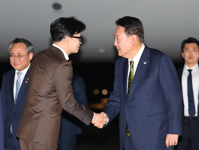▲ 필리핀·싱가포르 국빈방문 및 한·아세안 정상회의 일정을 마친 윤석열 대통령이 11일 성남 서울공항에 도착해 환영나온 한동훈 국민의힘 대표와 인사를 나누고 있다. 2024.10.11. ⓒ뉴시스