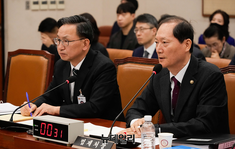 ▲ 이완규(오른쪽) 법제처장이 14일 오전 서울 여의도 국회에서 열린 국회 법제사법위원회의 법제처에 대한 국정감사에서 의원들의 질의에 답하고 있다. ⓒ서성진 기자