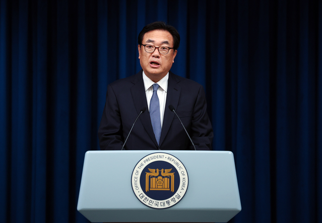 ▲ 정진석 비서실장이 14일 서울 용산 대통령실 청사에서 윤석열 대통령의 대사직 인선을 발표 하고 있다. 이날 대통령실은 주중화인민공화국대한민국대사관 특명전권대사에 김대기 전 대통령실비서실장을 내정했다고 밝혔다. 2024.10.14. ⓒ뉴시스