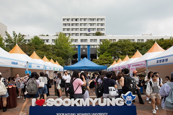 ▲ 지난달 11~12일 숙명여대 순헌관 광장에서 열린 취업직무박람회 '드림 페스티벌' 현장 모습.ⓒ숙명여대