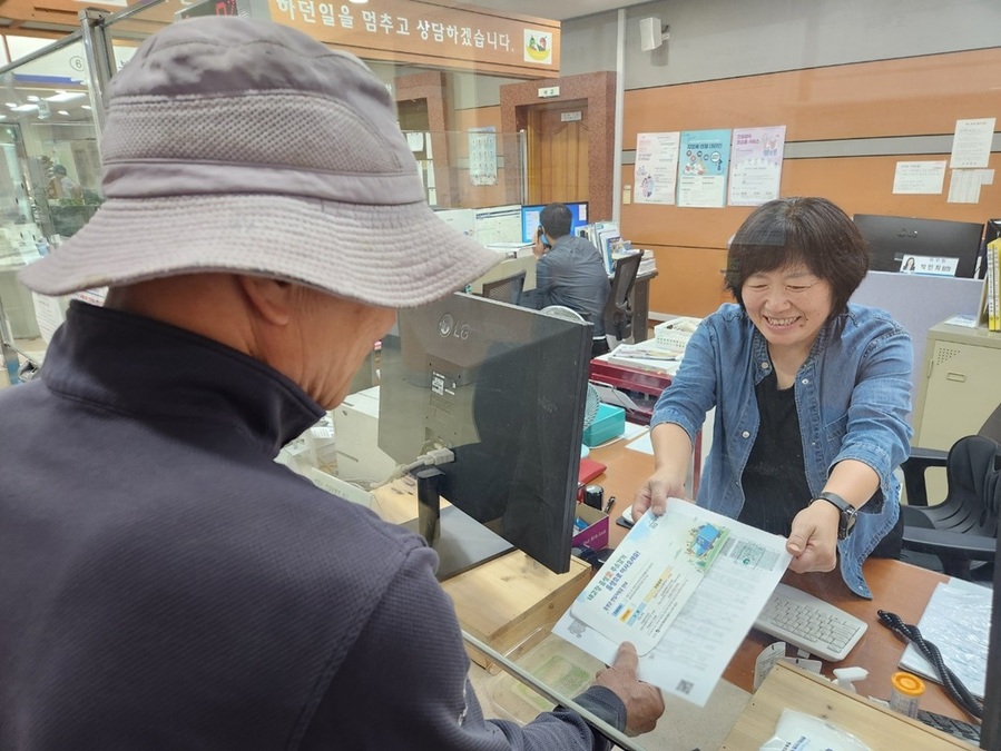 ▲ 음성군  삼성면에서 전입 혜택 안내 행정봉투를 전달하고 있다.ⓒ음성군