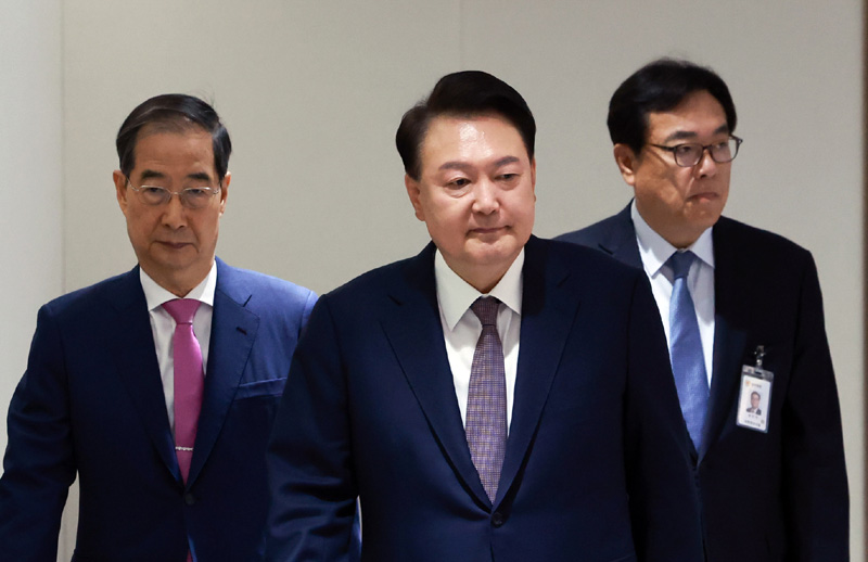 ▲ 윤석열 대통령이 15일 서울 용산 대통령실 청사에서 열린 제44회 국무회의에 입장하고 있다. 왼쪽부터 한덕수 국무총리, 윤 대통령, 정진석 비서실장. ⓒ뉴시스