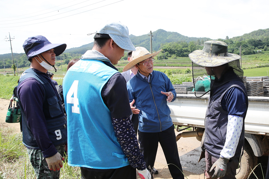 ▲ 강진원 강진군수가 외국인 계절근로자들의 작업 현장을 방문해 애로사항을 듣고 향후 계절근로 프로그램 확대 방안에 대해 이야기를 나누고 있다.ⓒ강진군