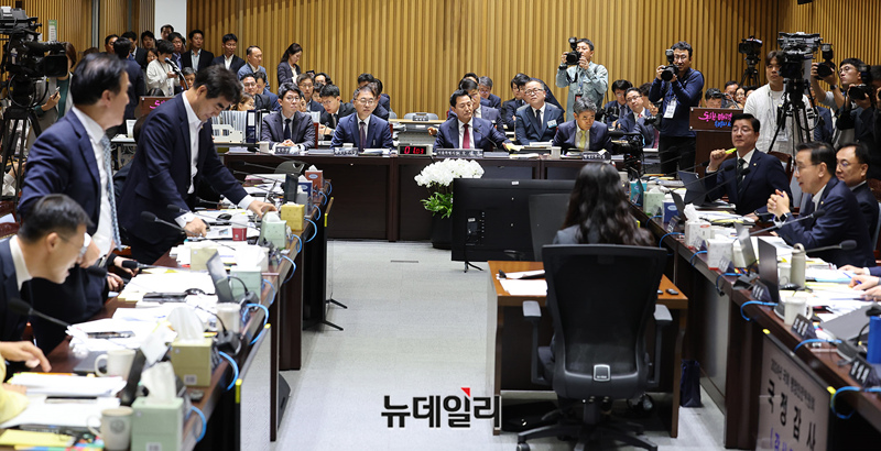 ▲ 여야 의원들이 15일 오전 서울시청에서 열린 국회 행정안전위원회의 서울특별시에 대한 국정감사에서 언성을 높이고 있다.ⓒ정상윤 기자