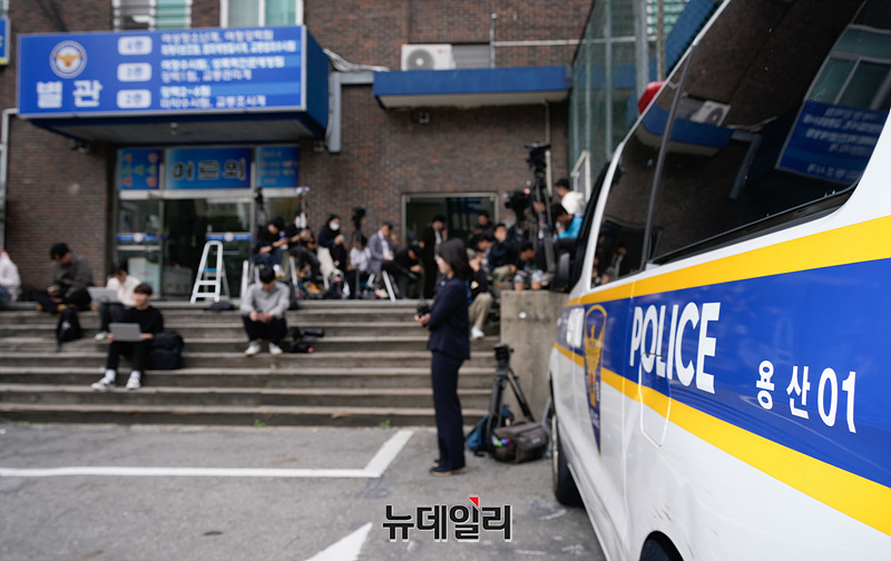 ▲ 문재인 전 대통령의 딸 문다혜씨의 출석을 앞둔 7일 오전 서울 용산구 용산경찰서에 취재진들이 대기하고 있다. ⓒ서성진 기자