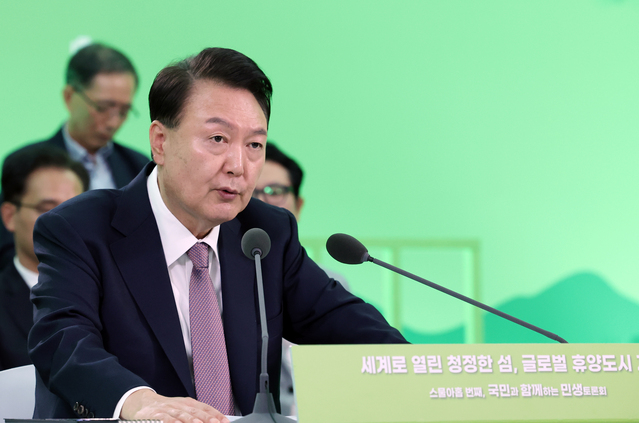 ▲ 윤석열 대통령이 15일 제주국제자유도시개발센터에서 '세계로 열린 청정한 섬, 글로벌 휴양도시 제주'를 주제로 열린 스물아홉 번째 국민과 함께하는 민생토론회에서 발언하고 있다. 2024.10.15. ⓒ뉴시스