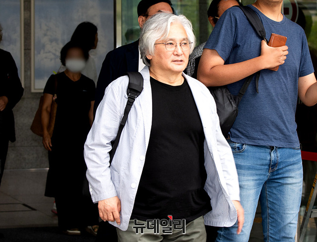 ▲ 박원순 전 서울시장 성폭력 사건 피해자의 신원을 공개한 혐의로 재판에 넘겨진 김민웅 전 경희대 교수가 2023년 8월 24일 오후 서울 송파구 동부지방법원에서 열린 항소심 선고 공판을 마치고 법원을 나서고 있다. ⓒ서성진 기자